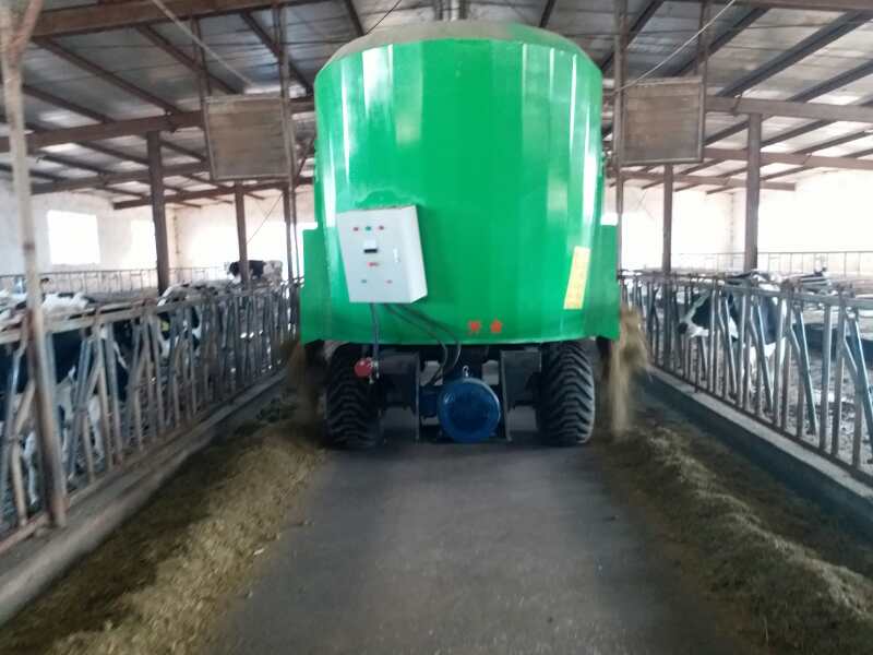 河南某公司購買牽引式TMR攪拌機(jī)