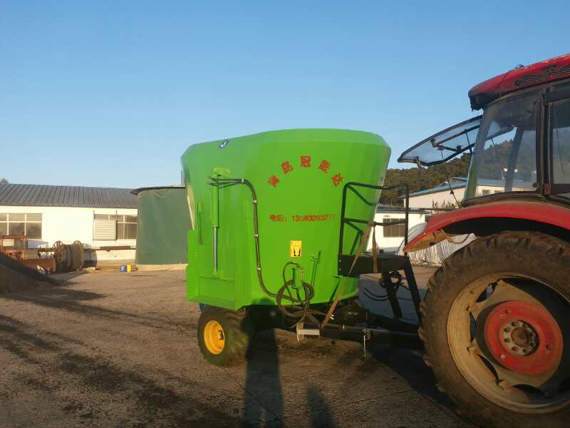  河南某公司購買牽引式TMR攪拌機(jī)